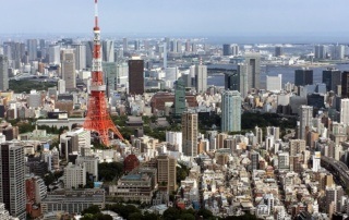 Widok na Roppongi i Tokyo Tower z tokijskiego rarusza